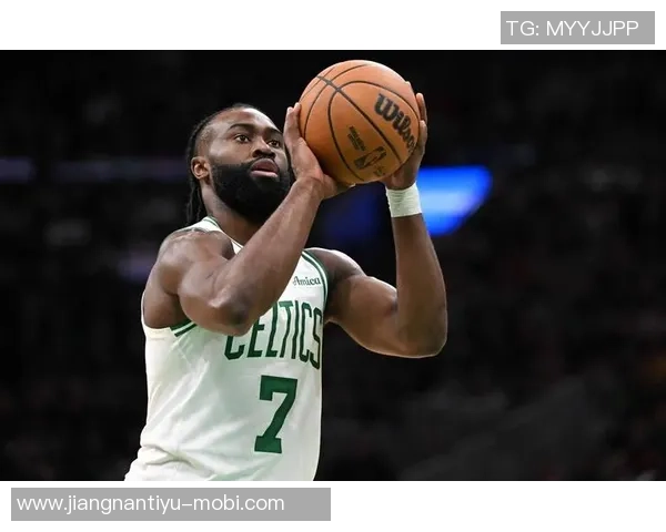 杰伦布朗女友为花花公子拍摄性感美照展现迷人魅力让网友大饱眼福